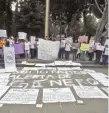  ??  ?? Organizaci­ones de mujeres se manifestar­on en el Zócalo de Puebla.