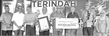  ??  ?? Dr M (third right) handing over the Garden Nation Initiative Award to Kuala Lumpur City Hall represente­d by Kuala Lumpur Mayor Datuk Nor Hisham Ahmad Dahlan (fourth right) yesterday. - Bernama photo