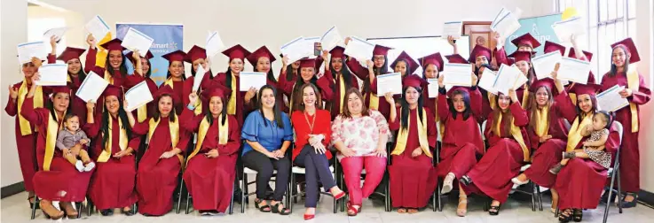  ??  ?? Clausura. Ayer se desarrolló el acto de graduación y entrega de diplomas de perseveran­cia del programa Mi Primer Empleo, ejecutado en Apopa.