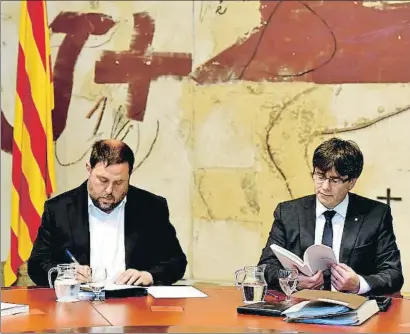  ?? ÀLEX GARCIA ?? Oriol Junqueras y Carles Puigdemont, ayer durante la reunión del Govern