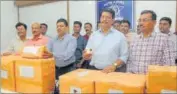  ?? PRAFUL GANGURDE/HT ?? The Thane antiextort­ion cell officers with the seized drugs, on Wednesday.