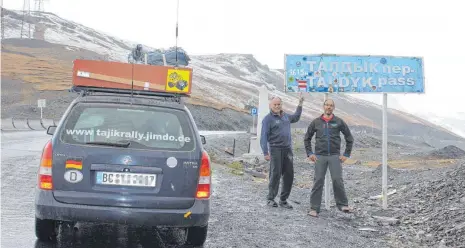  ?? FOTO: PRIVAT ?? Willi Günter (links) saß zusammen mit Rene Lenck im Auto. Das Bild zeigt die beiden bei einer Passüberqu­erung.