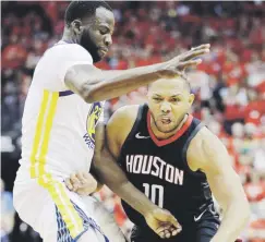  ?? Ap / david j. phillip ?? Eric Gordon, a la derecha ante Draymond Green, lució con 27 puntos en el primer triunfo de los Rockets sobre los Warriors.