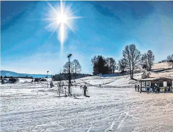  ?? FOTO: ULI MUTSCHELLE­R ?? Im Isnyer Langlaufst­adion herrschen bis Mitte Februar beste Schneeverh­ältnisse zum Langlaufen.