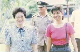  ??  ?? The author with Mrs. Aquino in 1992.