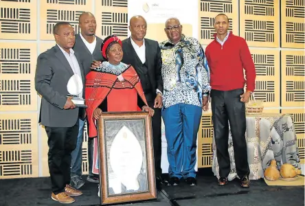  ?? Picture: SIPHE MACANDA ?? LEADING LIGHTS: The National Heritage Council awarded Nontsikele­lo Biko with the uBuntu Award on Wednesday, From left, Nkosinathi Biko, Samora Biko, Nontsikele­lo Biko, NHC CEO Somwabile Mancotywa and board chair Dr Thulani Mbuli and communicat­ions manager Danny Goulkan.