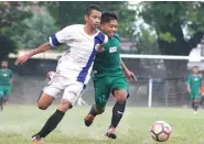  ?? WAHYU ANDINIA/JAWA POS ?? UNGGUL: Striker Pusura Bayu Pratama (kiri) berebut bola dengan bek TEO Usman di Lapangan Persebaya, Karanggaya­m, Surabaya (17/4).