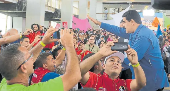  ?? AFP ?? Saludos. El presidente Nicolás Maduro, ayer, durante un acto con sus adeptos en Caracas. Venezuela está suspendida en el Mercosur.