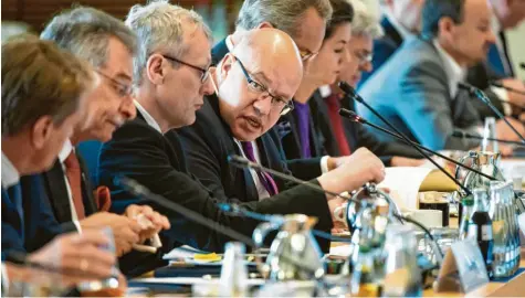  ?? Foto: Bernd von Jutrczenka, dpa ?? BDI-Chef Dieter Kempf (Zweiter von links) bei einem Kongress mit Wirtschaft­sminister Peter Altmaier (Mitte).