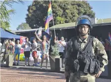  ??  ?? Un efectivo policial del GEO se coloca frente a los militantes del grupo “Diversxs” para evitar la propagació­n de altercados.