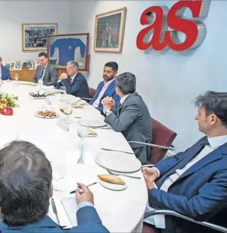  ??  ?? g, Alejandro Elortegui, Nasser Al Khater, Luis Nieto, Jaime Álvaro y Aritz Gabilondo, durante el almuerzo.