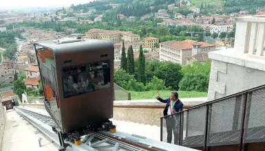  ??  ?? Primo viaggio La funicolare ieri inaugurata con politici e giornalist­i. Tosi si è fatto i l ritorno a piedi (foto Sartori)