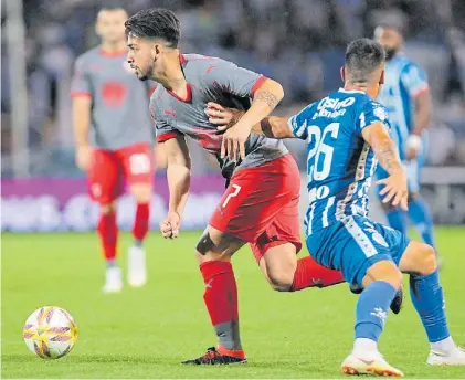  ?? FOTOREPORT­ER ?? Camino libre. Martín Benítez se lleva la pelota al pasar a Agustín Verdugo en Mendoza.