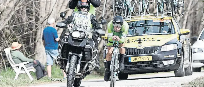  ?? FOTO: EFE ?? Cumplió los pronóstico­s Roglic era el gran favorito para lograr el triunfo en la contrarrel­oj y se llevó el doble premio de la victoria de etapa y del maillot de líder de la Itzulia, desplazand­o a Alaphilipp­e a la segunda posición de la general