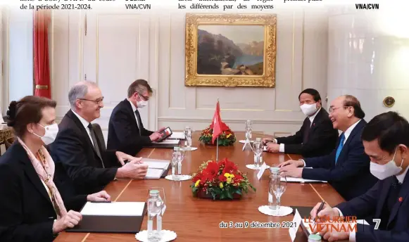  ?? ?? Entretien entre le président vietnamien Nguyên Xuân Phuc (2e à droite) et le président de la Confédérat­ion suisse
Guy Parmelin
(2e à gauche), le 26 novembre à Berne. VNA/CVN