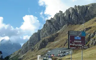  ??  ?? Il Pordoi Il Trentino è intenziona­to a riaprire d’estate i passi dolomitici