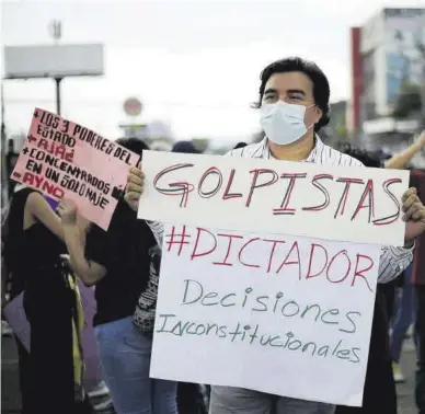  ?? RODRIGO SURA / EFE ?? Protesta en San Salvador
Mensajes contra el presidente Bukele por los ceses de magistrado­s.