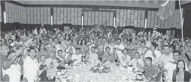  ??  ?? KENANGAN: Azmin (duduk tengah) merakam gambar bersama pemimpin serta ahli-ahli PKR yang hadir pada Majlis Perasmian Perdana MATC Negeri Sarawak di Kuching kelmarin. Gambar Muhammad Rais Sanusi
