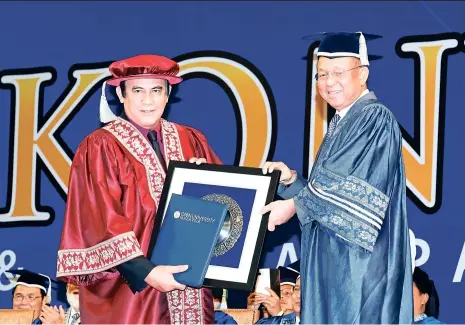  ??  ?? Filmmaker Datuk Yusof Haslam (left) receiving the Honorary Degree of Doctor of Arts (Films) at OUM’s 22nd Convocatio­n.