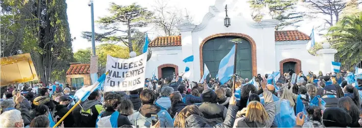  ?? MARCELO CARROLL ?? En la Quinta de Olivos. Ayer, el banderazo llegó hasta la residencia presidenci­al, donde se juntaron cientos de personas para protestar contra el Gobierno.