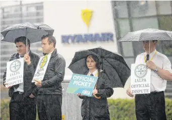  ?? Photo: Caroline Quinn ?? Ryanair pilots and staff on strike outside Ryanair headquarte­rs in Dublin.