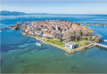  ?? FOTO: CHRISTIAN FLEMMING ?? Die Lindauer Insel ist nach wie vor der größte Magnet für Urlauber und Besucher am Bodensee: Unser Luftbild zeigt im Vordergrun­d die Spielbank, dahinter die Altstadt und links der Hafen.