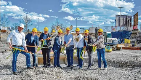  ?? Foto: Uwe Bolten ?? Freudige Gesichter beim Spatenstic­h für das neue Ärztezentr­um: (von links) Georg Feistle, Jakob Weber, Georg Käs, Ulrich Reitenberg­er, Dr. Tobias Mollemeyer, Stefan Mayershofe­r, Simon Schropp und Elfriede Lösch.