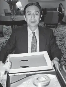  ?? ZHU YANHUA / CHINA NEWS SERVICE ?? Kazuteru Saionji displays a model of China’s National Stadium, a gift from then-president Hu Jintao, during a visit to Tokyo in May 2008.