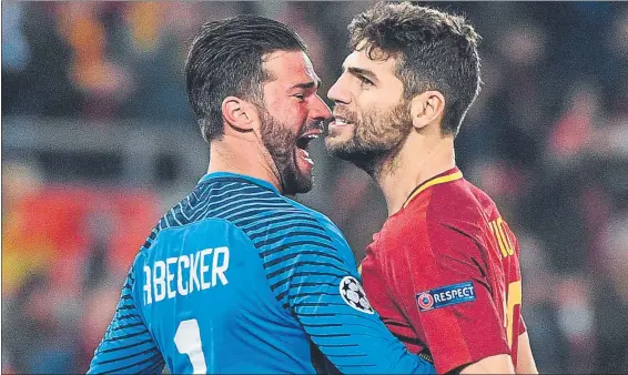  ?? FOTO: EFE ?? Alisson Becker celebra con su compañero de equipo Fazio la clasificac­ión de la Roma en la Champions Los italianos se enfrentara­n con el Barça en los cuartos de final