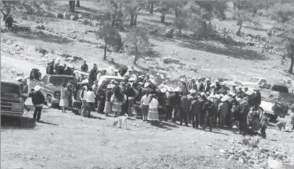  ??  ?? Habitantes de la comunidad serrana de Santa María de Ocotán, municipio de Mezquital, en Durango, durante una asamblea ejidal efectuada el año pasado ■ Foto Saúl Maldonado