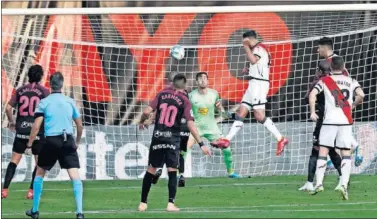  ??  ?? Yacine Qasmi vuela para cabecear el centro medido de Isi desde la izquierda. Su gol fue el 1-1 definitivo.