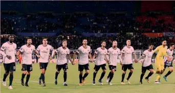  ?? LAPRESSE ?? L’esultanza dei giocatori rossoneri dopo la vittoria per 5 a 1 sul campo dell’Austria Vienna