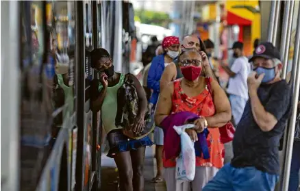  ?? Danilo Verpa - 24.mar.21/Folhapress ?? Movimentaç­ão em terminal de ônibus de São Paulo em março