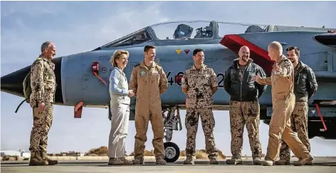  ?? FOTO: DPA ?? Verteidigu­ngsministe­rin auf Truppenbes­uch: Ursula von der Leyen mit Bundeswehr­soldaten am Stützpunkt in Al Asrak in Jordanien.
