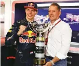  ??  ?? Max Verstappen (sopra con il padre Jos) è il più giovane pilota ad aver vinto un Gran premio di Formula 1 ed è considerat­o una grande promessa del Circus. Papà Jos, invece, non ha mai vinto nulla nella formula maggiore. Max/Jos Verstappen
