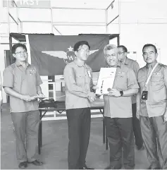  ??  ?? Jamil (second right) presents a certificat­e to one of the interns as Rosli (right) and Ahmad Rashide (left) look on.