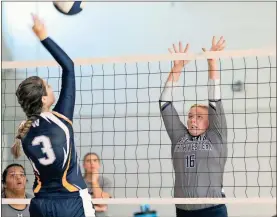  ?? / Scott Herpst ?? Summer Fitzpatric­k goes up for a block during Georgia Northweste­rn’s home match against Welch College on Saturday.