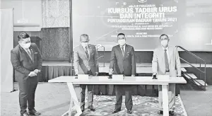  ??  ?? RASMI: Safar (dua kanan) bersama Rosmadi (dua kiri) dan Faimin (kanan) melancarka­n simbolik perasmian Kursus Tadbir Urus dan Integriti Pentadbira­n Daerah Tahun 2021.