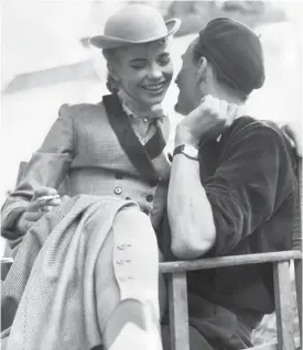  ??  ?? FILMMAKARE. Margit Carlqvist och Ingmar Bergman under inspelning­en av Sommarnatt­ens leende (1955), hans internatio­nella genombrott­sfilm.