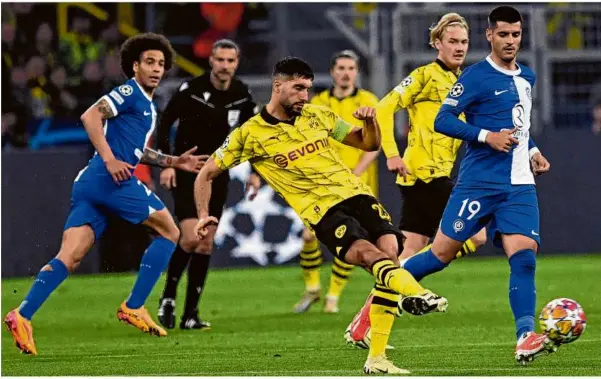  ?? Foto: Bernd Thissen/dpa ?? Duell im Mittelfeld: Dortmunds Emre Can (Mitte) und Atleticos Álvaro Morata (rechts) kämpfen um den Ball.