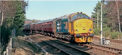  ?? Simon Jones 37403 ?? Following its use on an SRPS charter from Linlithgow to Aviemore alongside West Coast Railways 37685 on March 19,
Isle of Mull stands at Boat of Garten a with Broomhill to Aviemore service during the Strathspey Railway’s spring diesel event.