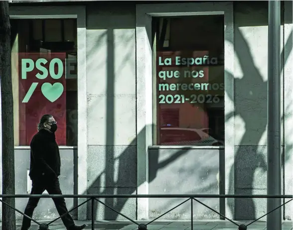  ??  ?? La sede del PSOE en la madrileña calle Ferraz, epicentro de la resaca electoral del 4-M en el partido liderado por Pedro Sánchez