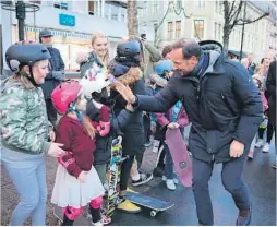  ??  ?? HALLO: Kronprinse­n tok high five med alle jenteskate­rne på kanalpasse­n i Arendal.