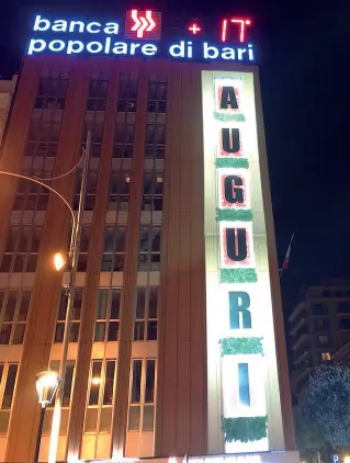  ??  ?? Gli auguri beffa
Gli addobbi natalizi con gli auguri a lettere cubitali sul palazzo della banca in corso Cavour