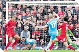  ?? ?? Kevin De Bruyne rescató el empate para Manchester City en la complicada visita al Liverpool.