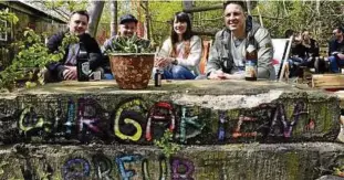  ??  ?? Aus Gotha und Elxleben kamen Thomas, Michael, Karolin und Hanjo (von links), um im „Wir-Garten“ihren Sonntagnac­hmittag zu verbringen. Foto: Holger Wetzel