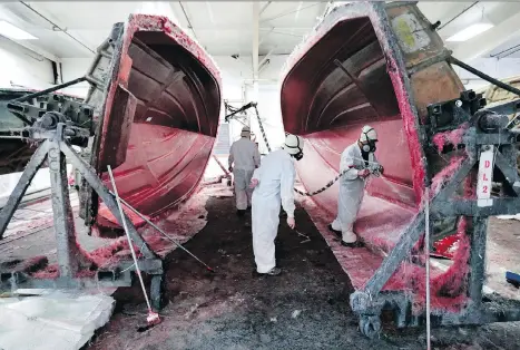  ?? JOHN RAOUX/THE ASSOCIATED PRESS FILES ?? Workers apply fibreglass to a boat at Regal Marine Industries in Orlando, Fla. While stalled NAFTA talks have caused “investment hesitation” among some Canadian exporters, they are adjusting to the uncertaint­y, a new Export Developmen­t Canada survey...