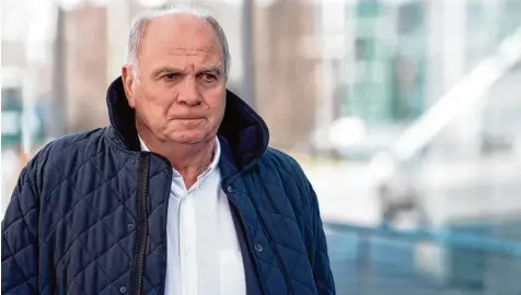  ?? Foto: Sven Hoppe, dpa ?? Uli Hoeneß, wie er derzeit meist in der Öffentlich­keit auftritt: schweigend. Der Präsident des FC Bayern hat es sich abgewöhnt, zu sämtlichen Themen Stellung zu beziehen. Al lerdings wirkt er auch wenig entscheidu­ngsfreudig, wenn es um Entwicklun­gen...