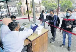  ?? SUNIL GHOSH /HT PHOTO ?? A health-care worker registers people for coronaviru­s tests at the district hospital, in Noida Sector 30 on Wednesday.