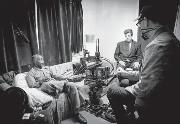  ??  ?? Director Steven Soderbergh, right, with actors Don Cheadle, left, and Benicio Del Toro on the set of“No Sudden Move,”a heist movie with a trio of thieves set in 1950s Detroit.